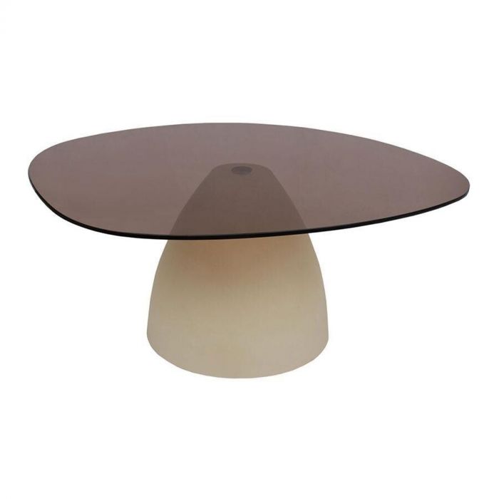 Organisch gevormde salontafel Myloni van INHOUSE met een ovaal rookglazen blad en zandkleurige, bolvormige voet.