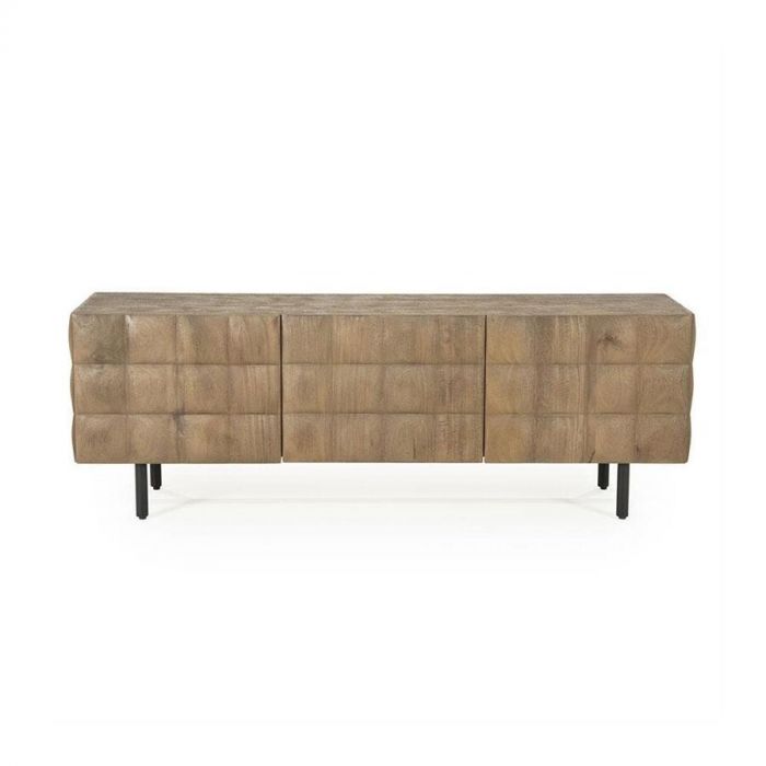 Vooraanzicht van Eleonora TV-meubel Felix met vier deuren, mangohouten fronten met reliëfpatroon en zwart metalen poten.