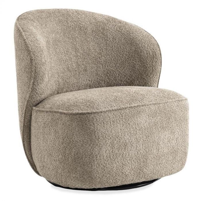 Draaifauteuil Belvi in beige bouclé-stof met ronde vormen en lage rugleuning, vooraanzicht op witte achtergrond.