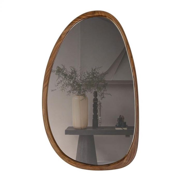 WOOOD Leif spiegel met organisch gevormde houten lijst in naturel kleur, hangend aan de muur.