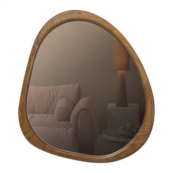 WOOOD Leif spiegel met organisch gevormde houten lijst in naturel kleur, hangend aan de muur.