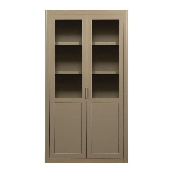 Rechte vooraanzicht van de WOOOD Gunnar buffetkast in de kleur mud, met gesloten deuren.