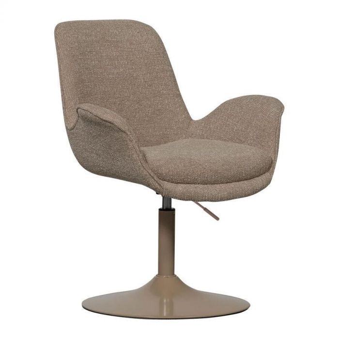 Schuin vooraanzicht van de WOOOD Marten eetkamerstoel in zandkleurige stof met ronde metalen draaivoet.