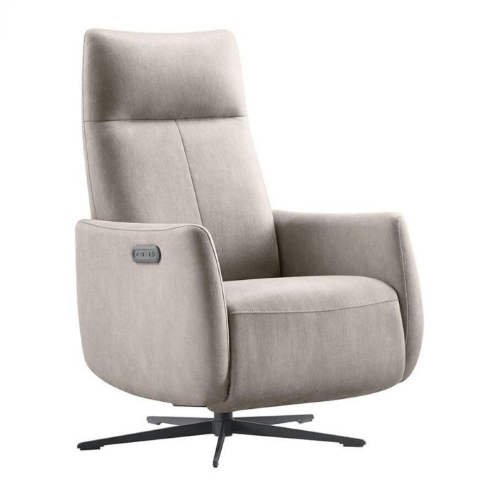 Relaxfauteuil Lanciare in lichtgrijs microleder, schuin vooraanzicht met zichtbare elektrische bedieningsknoppen in de armleuning.