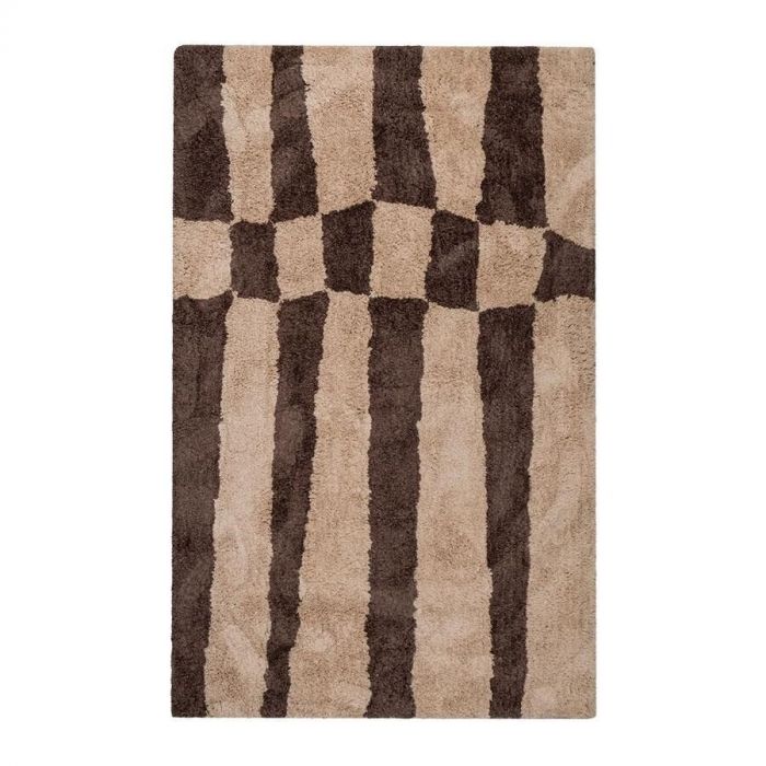 Bovenaanzicht van het WOOOD vloerkleed Fafa met grafisch gestreept patroon in warme bruin- en beigetinten.