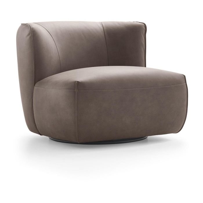 Dutchz 3101 fauteuil in bruin Shala-leer met afgeronde vormen en vast onderstel, schuin van voren gefotografeerd.