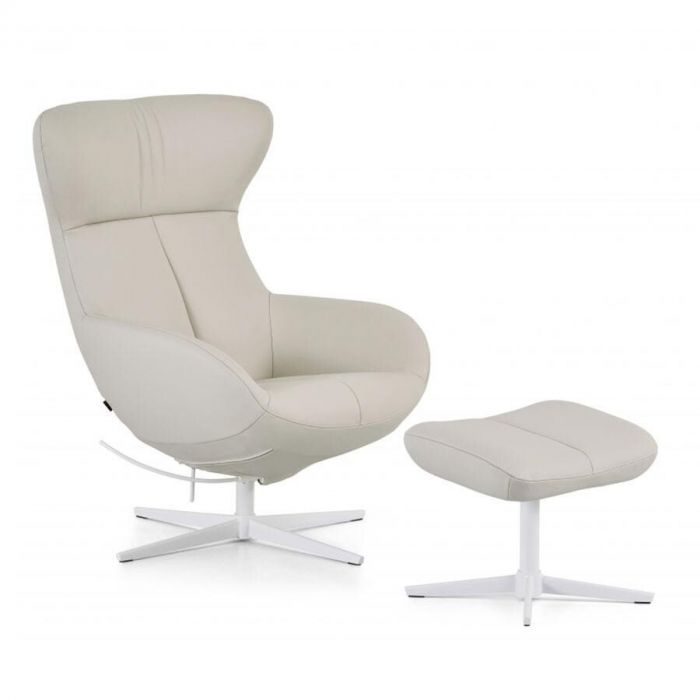 Montèl draaifauteuil Lucille met hocker in crèmekleurig leer, op wit metalen kruisvoet onderstel, schuin van voren gezien.