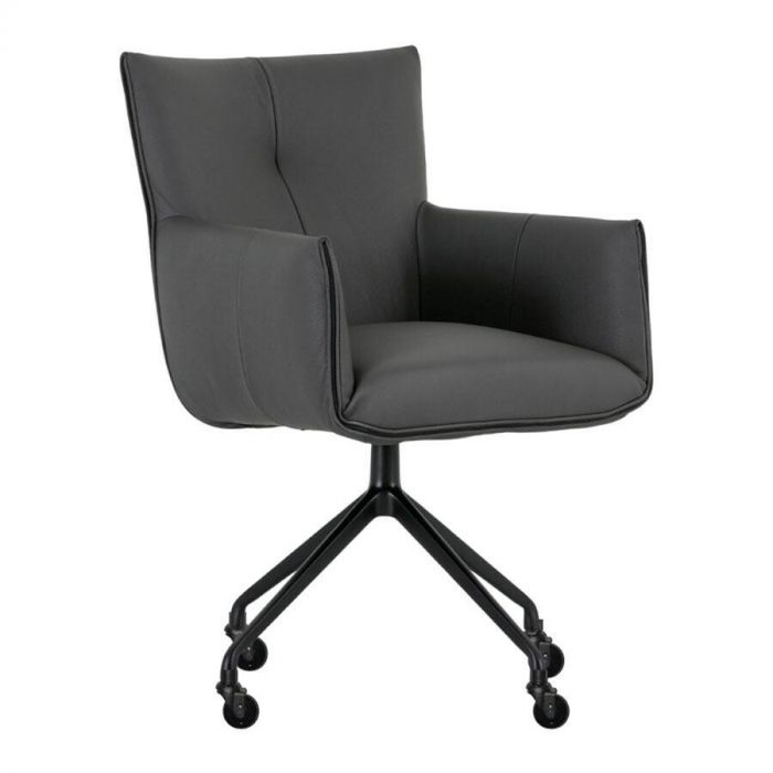 Grijze leren eetkamerstoel met armleuningen en wieltjes, gezien vanuit een schuin vooraanzicht.