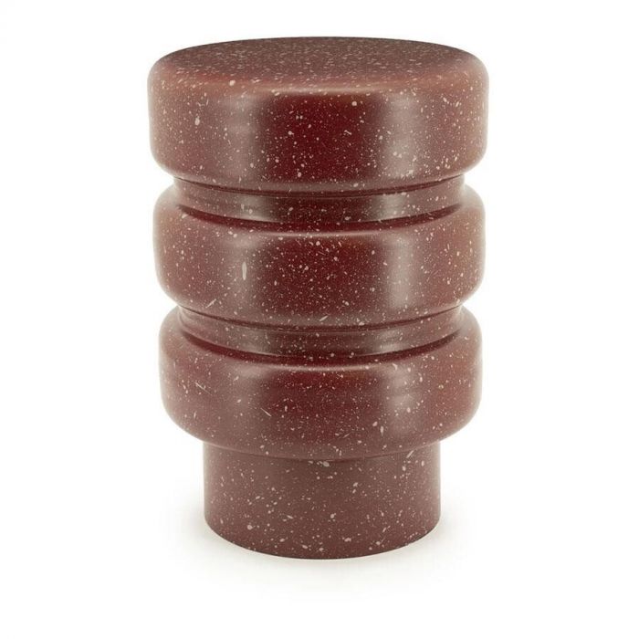 Donkerrode bijzettafel met afgeronde vorm van ijzer en licht spetterpatroon, losstaand gefotografeerd op witte achtergrond.