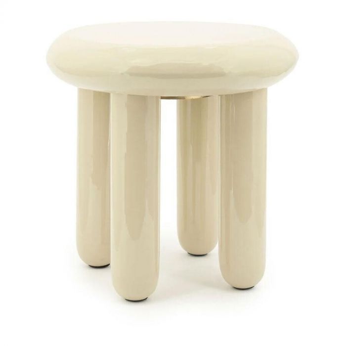 Sidetable Balloon van By-Boo in beige hoogglans metaal, met afgeronde vormen en vier stevige poten, gefotografeerd frontaal tegen witte achtergrond.