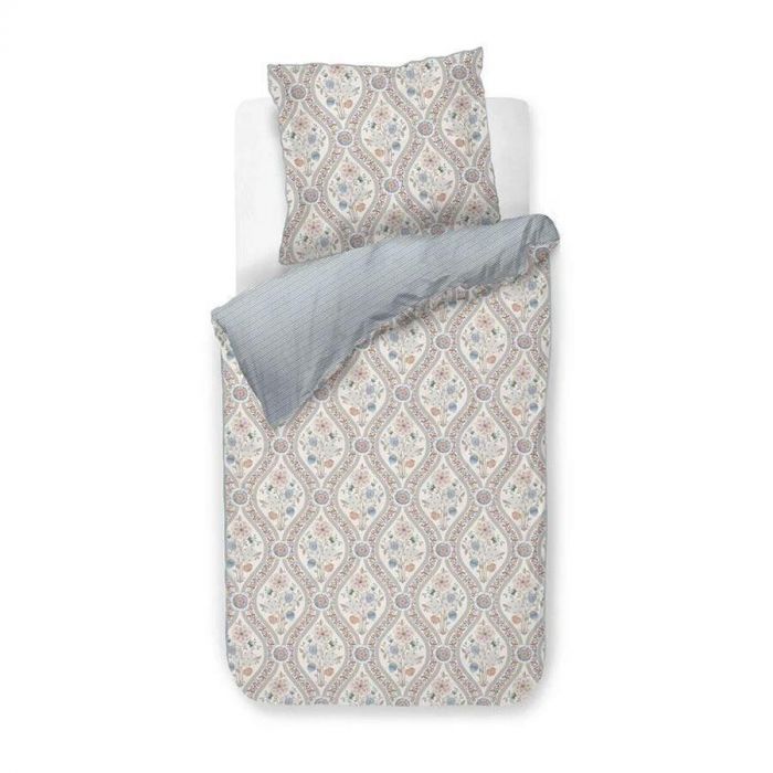 Pip Studio dekbedovertrek Ornamento Ramo eenpersoons met bloemboeketjes in ruitpatroon en blauw-wit gestreepte achterzijde.