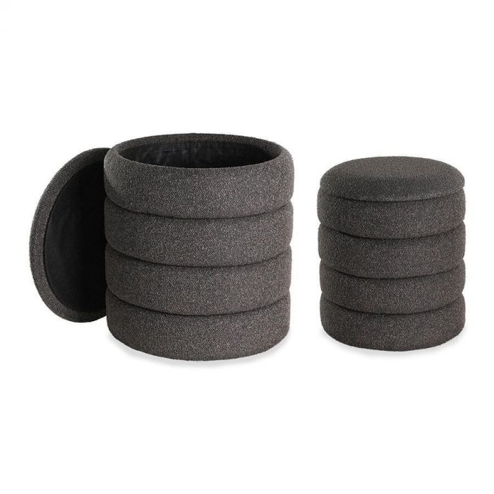 Twee ronde zwarte hockers uit de Amphaka set, waarvan één met het deksel ernaast en zichtbaar opbergvak.