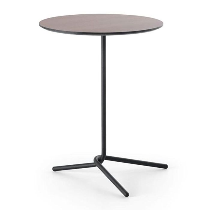 Ronde bijzettafel Baenks Malvern met donkerbruin eikenlook HPL blad en slank zwart metalen onderstel, gefotografeerd schuin van voren op witte achtergrond.