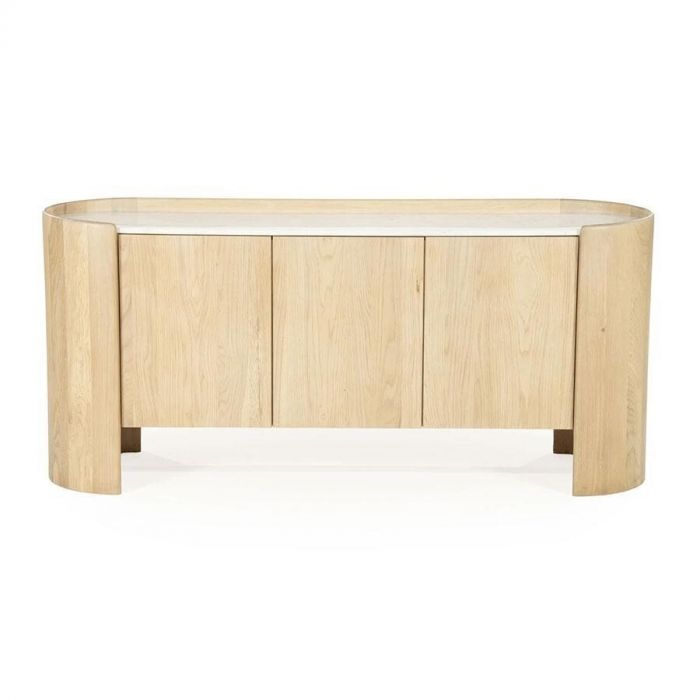 Een frontale weergave van het dressoir Don van Eleonora met afgeronde hoeken, eikenhouten deuren en wit marmeren blad.