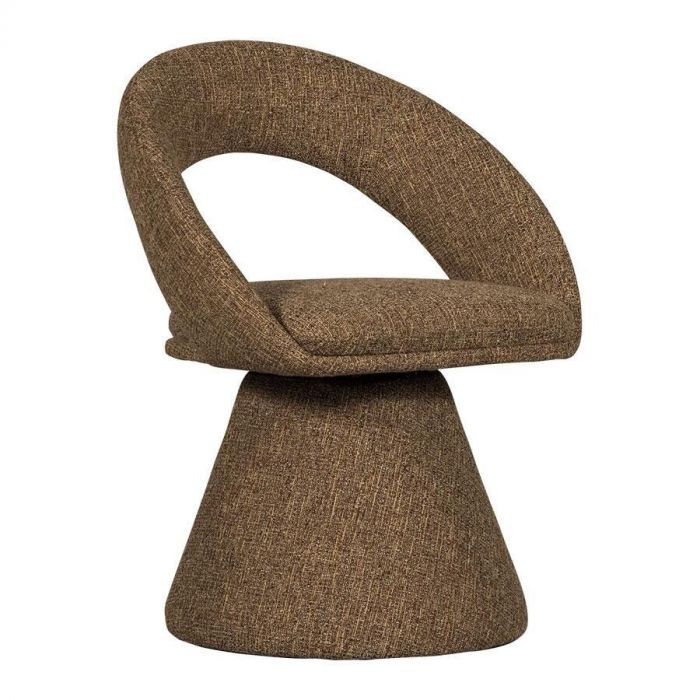 Close-up van de WOOOD draaibare eetkamerstoel Winter in zand melange, vrijstaand tegen een witte achtergrond, schuin van voren gefotografeerd.