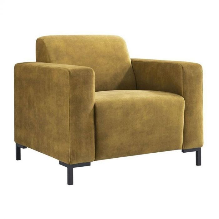 Fauteuil Alpa in okergele stof, schuin van voren gefotografeerd met zicht op de royale armleuningen en zachte bekleding.