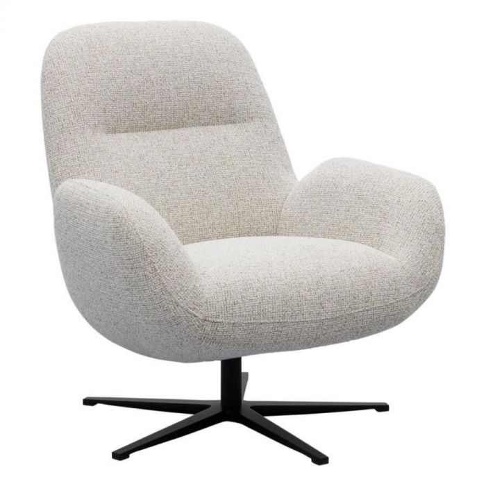  Fauteuil Nola in crème stof met zwart metalen draaivoet, schuin van voren gefotografeerd.