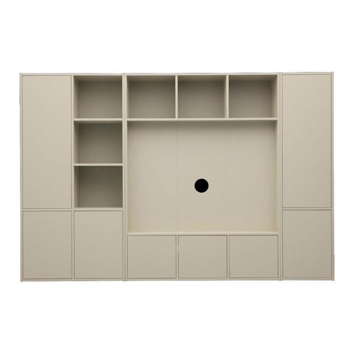 Vooraanzicht van een moderne cinewandkast in beige met open en gesloten vakken en een centrale uitsparing voor een televisie.