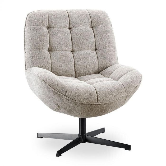 Draaifauteuil Morley van Profijt Meubel in dolphin kleur, met comfortabele stoffering, decoratief stiksel en zwarte metalen draaipoot, schuin van voren.