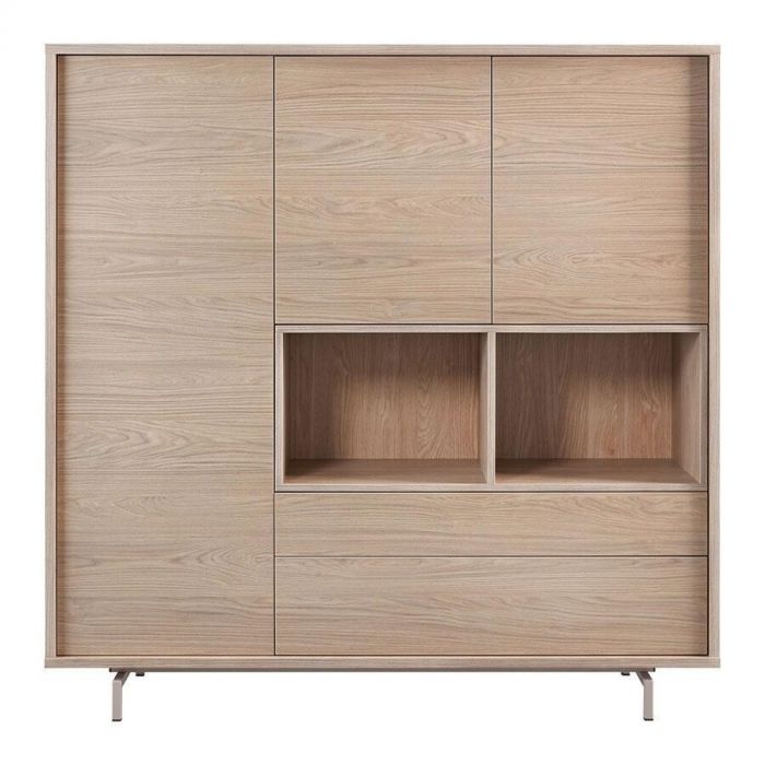 Opbergkast Famosa in Misty Oak, frontaal in beeld zonder decoratie. Strakke lijnen, naturel eikenlook en open vakken in het midden.