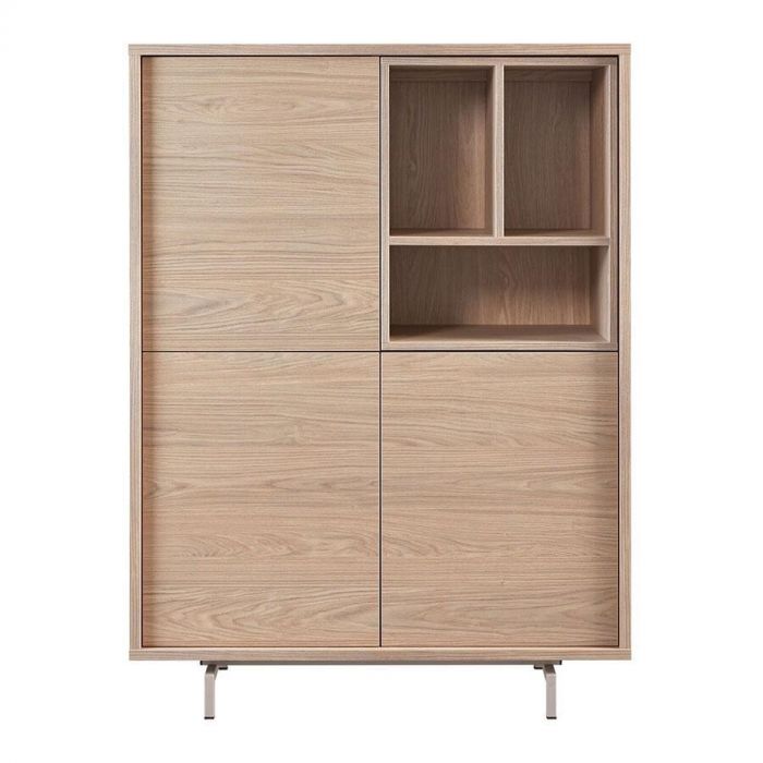 Vooraanzicht van opbergkast Famosa in Misty Oak met een asymmetrische indeling van gesloten panelen en drie open vakken bovenin.