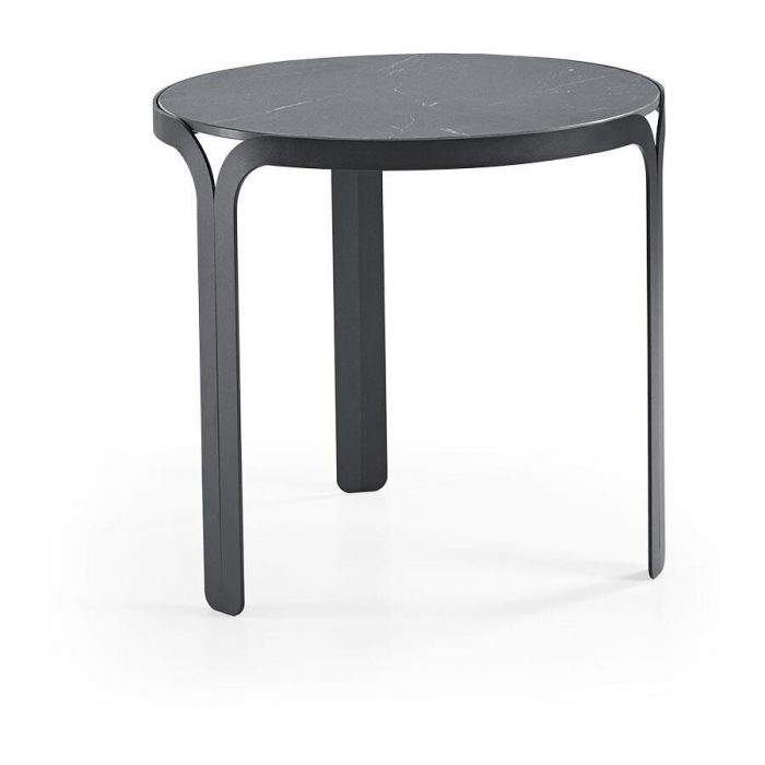 Ronde bijzettafel Shinjuku met zwart metalen frame en zwart keramieken blad in marmerlook, schuin vooraanzicht.