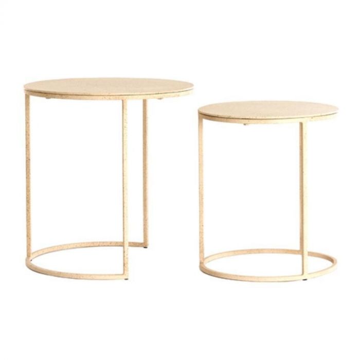Twee ronde bijzettafels in zandkleurig metaal, de ene iets groter dan de andere, met open frame en minimalistische vorm.