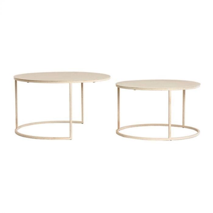 Twee ronde salontafels in zandkleurige afwerking, los van elkaar geplaatst voor een speels en luchtig effect in het interieur.