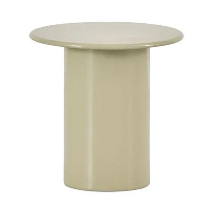 Montèl bijzettafel Mesa in zachtgroen metaal met een rond blad en cilindervormige poot, gefotografeerd tegen een witte achtergrond.