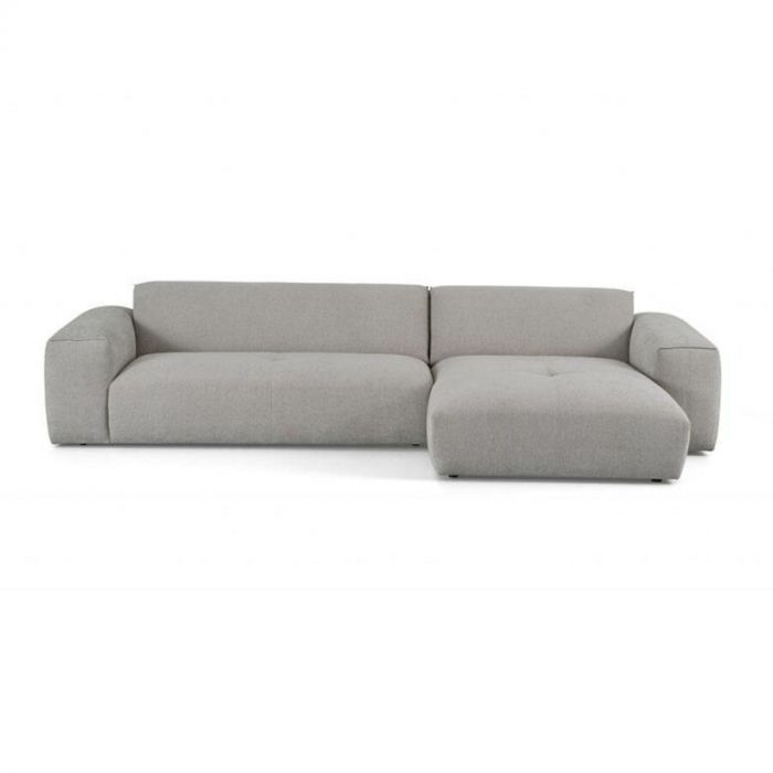 Rechthoekige hoekbank Montèl Livio in grijze stof, met een chaise longue aan de rechterkant, gezien van voren tegen witte achtergrond.