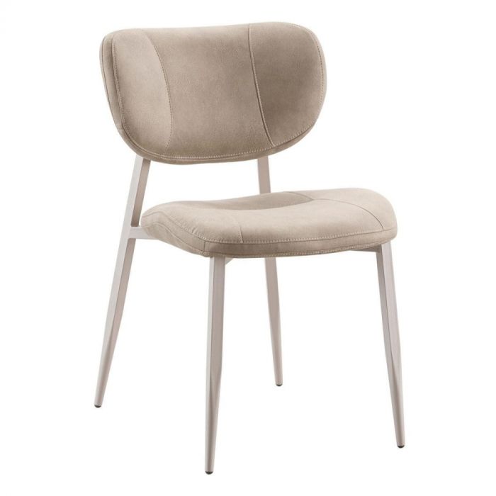 Eetkamerstoel Gomba van Pronto Wonen met beige microvezel bekleding en metalen poten, vooraanzicht.
