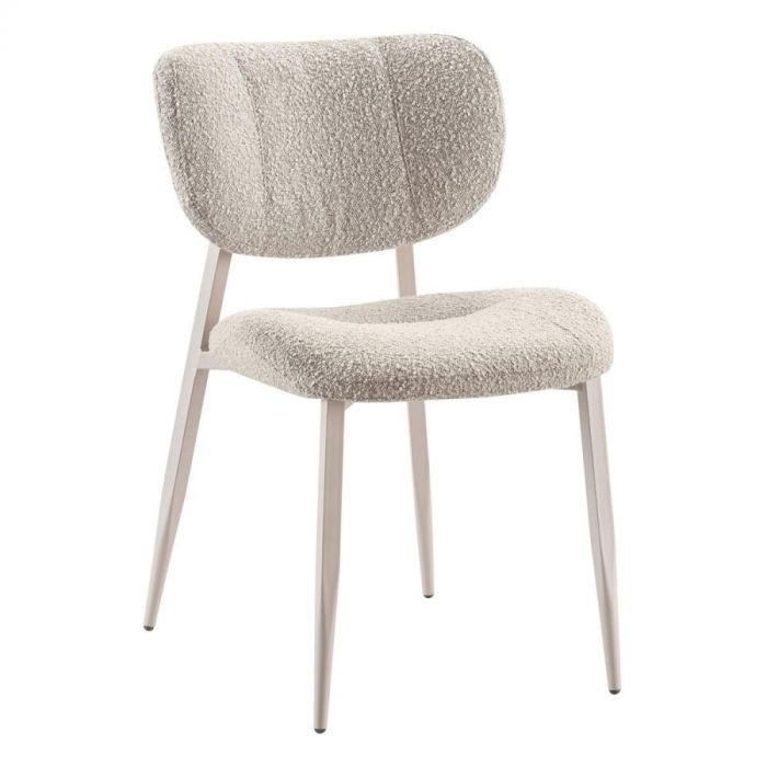 Eetkamerstoel Gomba met lichtbruine bouclé bekleding en metalen poten, gezien van voren.