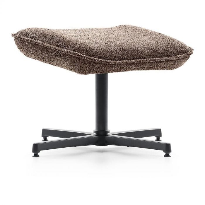 Voetenbank Majani Wood met zachte bruine stoffering en zwart metalen vijfteens onderstel, schuin vooraanzicht.