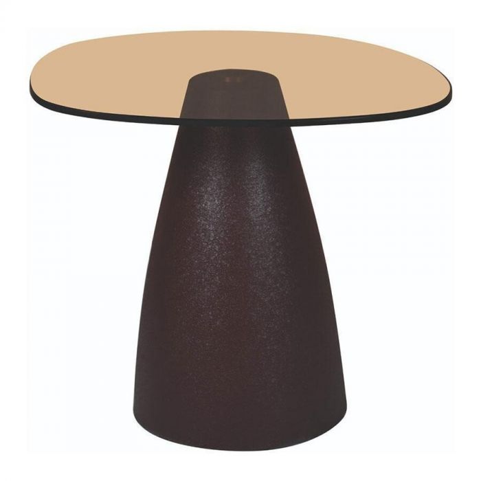  Ronde bijzettafel met getint glazen blad en conische, bruinrode voet van keramiek-look.