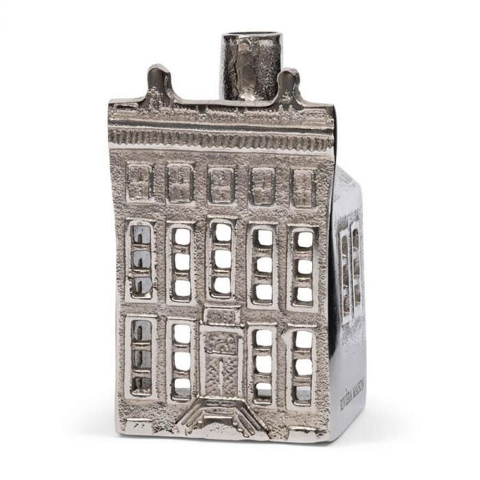 Kaarsenhouder Rivièra Maison Canal House S van zilverkleurig metaal in de vorm van een klassiek Amsterdams grachtenpand, met opengewerkte ramen.