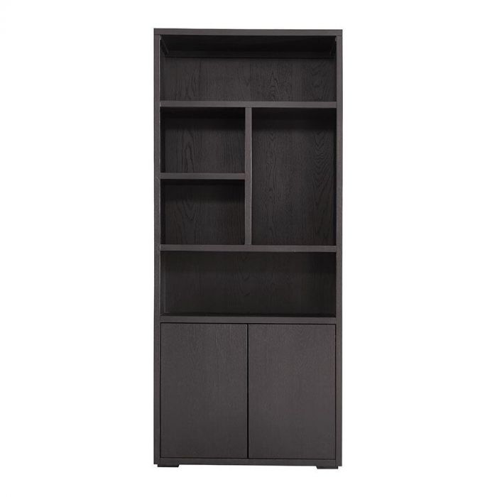 Zwarte boekenkast Nerano van INHOUSE met asymmetrische open vakken en twee dichte kastdeuren onderin.