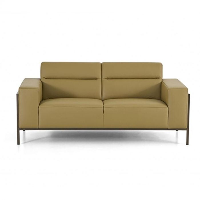 Vooraanzicht van de Montèl 2-zitsbank Hopper in olijfgroen leer met metalen frame en strakke lijnen.