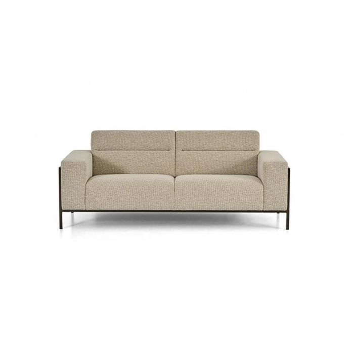  Vooraanzicht van Montèl Hopper 3-zitsbank in zandkleurige stof met strak metalen frame en rechte lijnen.