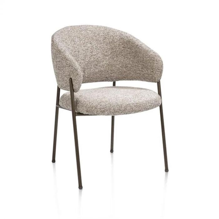 Eetkamerstoel Gavin van Henders & Hazel in vooraanzicht, met zachte lichtgrijze bekleding en slanke metalen poten in zwartgrijze kleur.