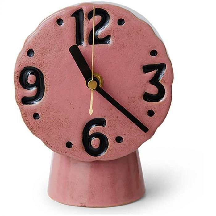 Retro keramieken klok in roze van HKLiving met handgeschilderde cijfers en zwarte wijzers.