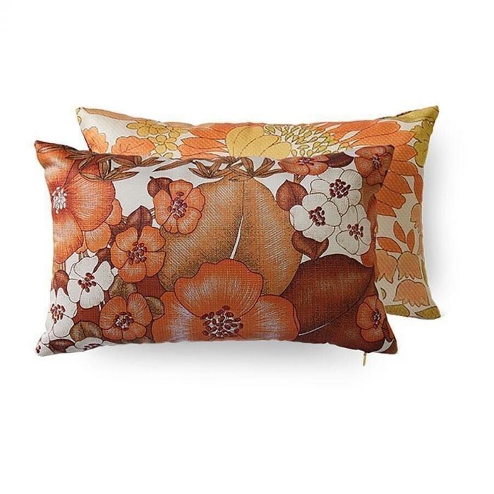 Vivid sierkussen met retro bloemenprint in oranje en bruintinten, rechthoekige vorm, voorkant zichtbaar.