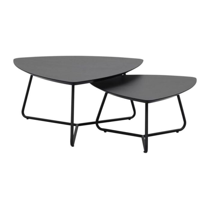 Salontafel Lynn Driehoek set van 2 in zwart, twee driehoekige tafels deels over elkaar geschoven op lichte ondergrond, gezien vanaf schuin voor.