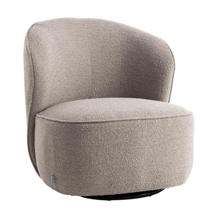 Trendhopper draaifauteuil Serra Naturel in zachte bouclé stof met afgeronde rug en brede zitting, schuin vooraanzicht.