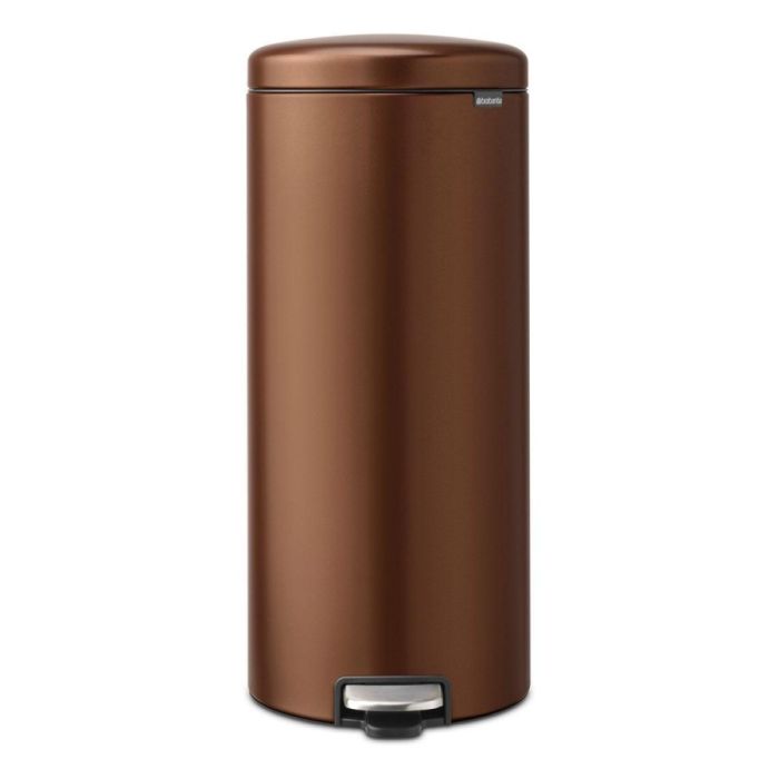 Brabantia NewIcon prullenbak 30 liter Warm Bronze, vooraanzicht met gesloten deksel en RVS voetpedaal op witte achtergrond.