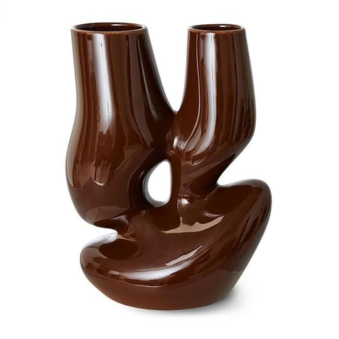 Keramieken vaas in glanzend donkerbruin met een organische, sculpturale vorm, geïnspireerd op natuurlijke vormen.