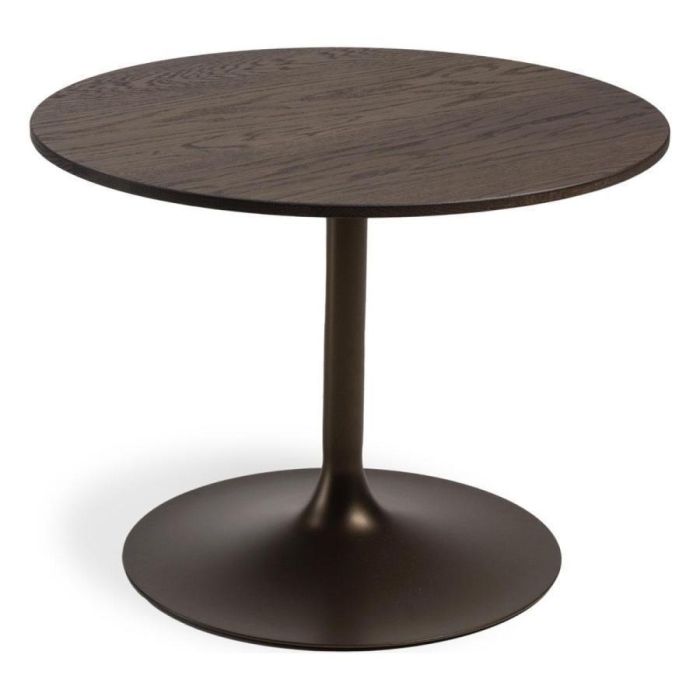 Ronde bijzettafel Dyyk Jones met donker houten blad en metalen trompetvoet in donkere tint, vrijstaand gefotografeerd op witte achtergrond.