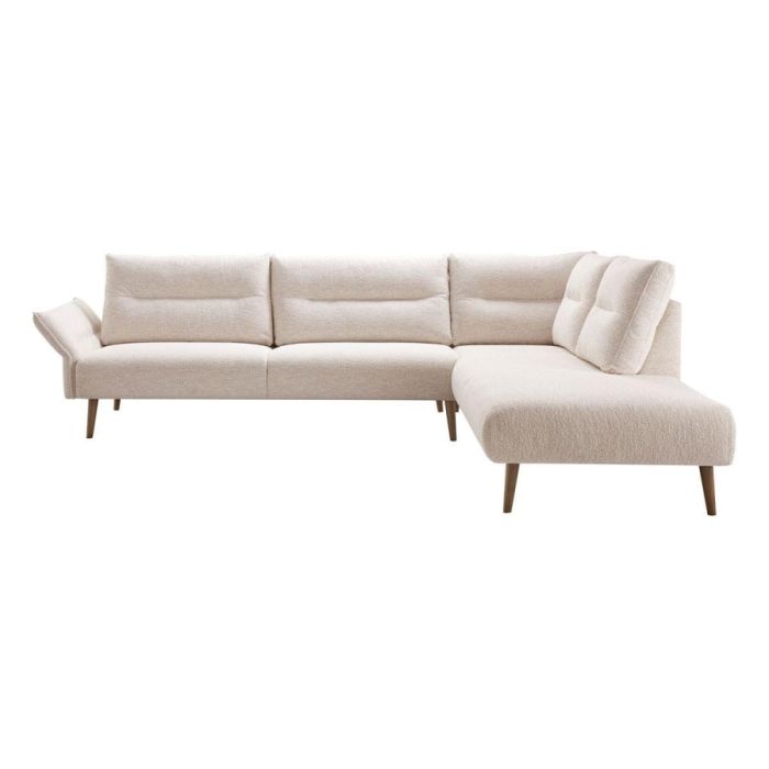 Rechterhoekbank Ilanta in beige Lodge 110-linen op witte achtergrond, met ranke rugkussens, dunne zitting en houten mocca poten.