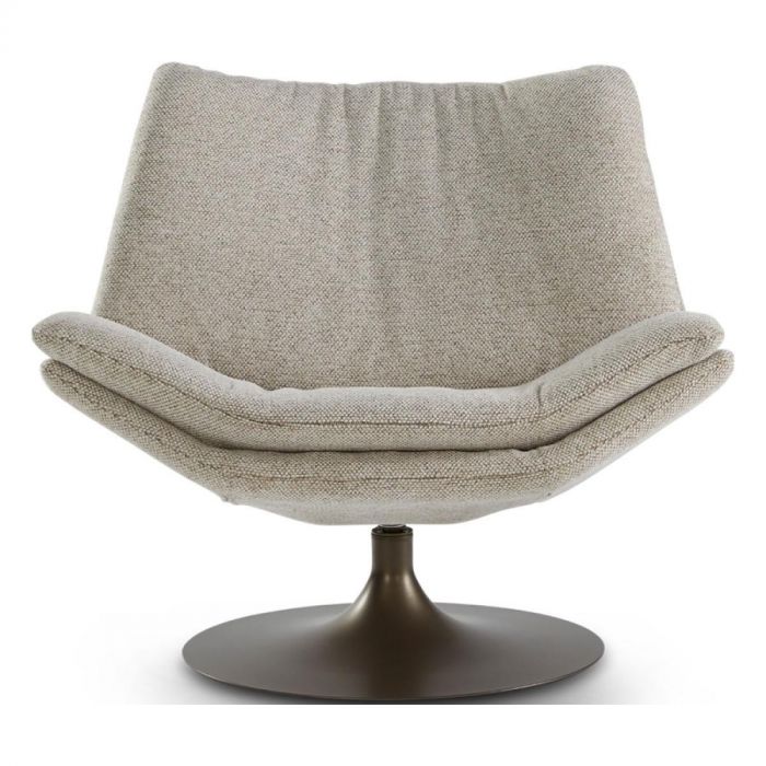 Dyyk Fauteuil Papillon in beige stof met trompetvoet, modern design en comfortabele brede zitting, voor woonkamer of loungehoek.