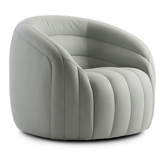   Een moderne fauteuil van Pode in lichtgrijs leer met ronde vormen en verticale stiksels, perfect voor een stijlvol interieur.