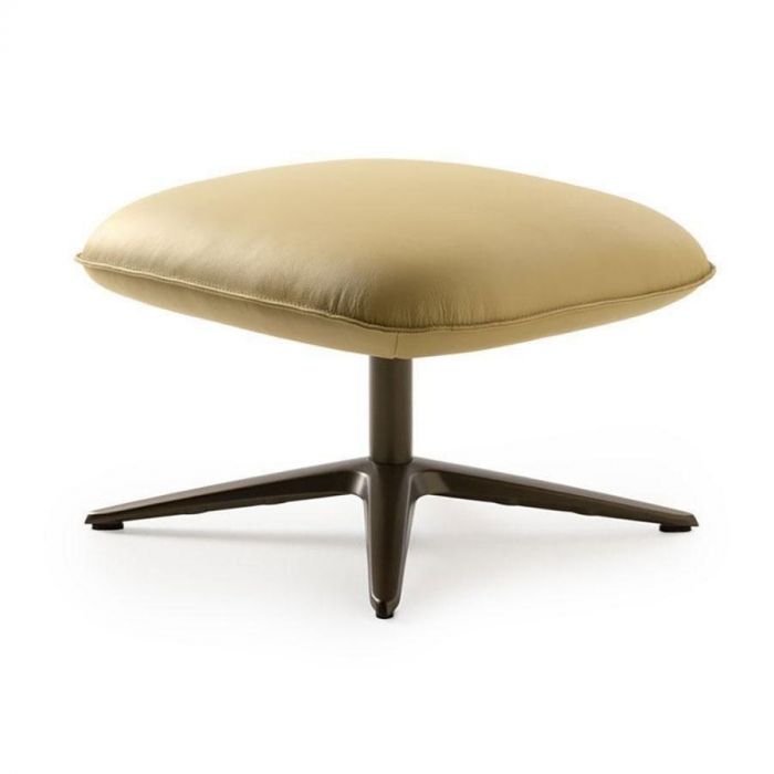 Geel leren Pode Flare poef met zwart metalen draaivoet, frontaal schuin gefotografeerd.